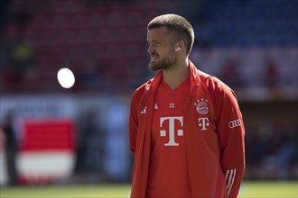 Eric DIER FC Bayern Munich with Airpods in front of the game