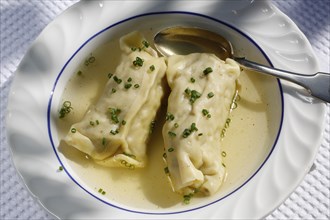 Swabian cuisine, Maultaschen in broth, chives, meat broth, noodle dough, minced meat in noodle