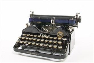 Travelling typewriter, the Dresden company Seidel & Naumann launched a folding typewriter on the