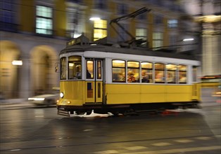 Tram, Eléctrico, travelling on the Praça do Comércio, Lisbon, Portugal, Europe