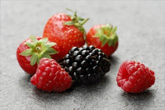 Raspberries (Rubus idaeus) strawberries, Rubus fruticosus (Rubus fruticosus) (Fragaria x ananassa)