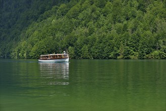 Excursion boat on lake Königssee, Upper Bavaria, Bavaria, Germany, Europe