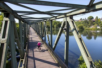 Ruhr Valley cycle path, former railway bridge over the Ruhr, Lake Baldeney in Essen, cycle and