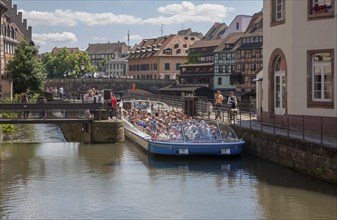 Excursion boat on the Ill, La Petite-France, Tanners' Quarter, UNESCO World Heritage Site,