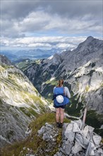 Mountaineer on Waxenstein, Wetterstein Mountains, Garmisch-Patenkirchen, Bavaria, Germany, Europe