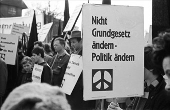 The 1964 Easter March led by the Campaign for Disarmament, here in Bremen on 29. 3. 1964, was