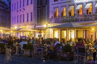 Outdoor gastronomy on Dresden's Neumarkt at the Church of Our Lady, thanks to the current Corona