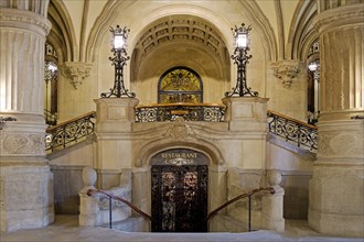 Columned hall with hallway leading to the Hamburg Parliament and hallway leading to the restaurant,