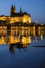 The Elbe in Meissen is slightly high water after the snow has melted, the Burgberg is reflected in