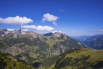 Mountain range with Fiderescharte, 2214m, Roßgundkopf, 2139m, Alpgundkopf, 2177m, and