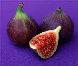 Cut-open figs (Ficus carica)