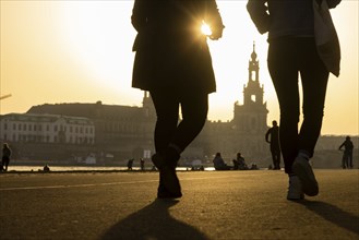 The spring-like temperatures attract many people to the open air, the Elbe meadows and the Elbe