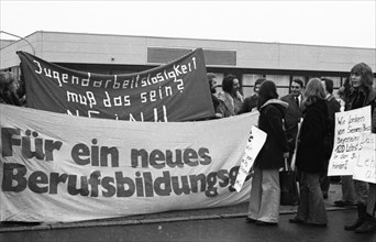 Apprentices of the Siemens company, called by the SDAJ, demonstrated on 23.11.1974 in Kamp-Lintfort