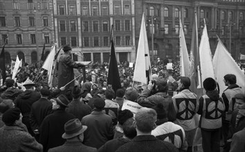 The 1964 Easter March led by the Campaign for Disarmament, here in Bremen on 29. 3. 1964, was