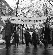 The 1964 Easter March led by the Campaign for Disarmament, here in Bremen on 29. 3. 1964, was