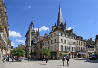 Street scene on the Place Notre-Dame, Dijon, Departement Côte dOr, Region Bourgogne-Franche-Comté,