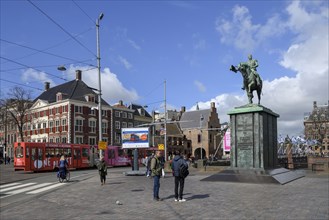 Passers-by in front of the equestrian statue of King William II of the Netherlands, Binnenhof, The