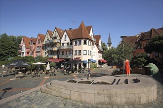 Market place with houses, people and fountain, Hattersheim, Taunus, Hesse, Germany, Europe