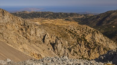 View down to the Omalos plateau, Gingilos, Hiking on the Gingilos, Morning light, Cloudless blue