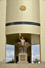 Independence Memorial Museum, in front statue of Sam Nujoma, first president of the Republic of