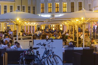 Outdoor gastronomy on Dresden's Neumarkt at the Church of Our Lady, thanks to the current Corona