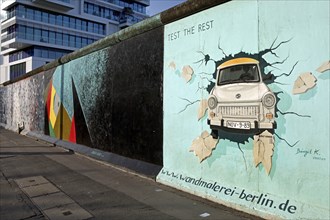 Mural on remnant of the Berlin Wall with the cardiac stress test (Test The Rest), Trabi durchbricht