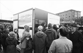 : The displacement of a Rhine bridge turned into a public festival in Düsseldorf on 07.04.1976,