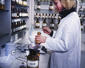 Not all pharmacies offer individually manufactured medicines, as here in Iserlohn on 29.02.1996.