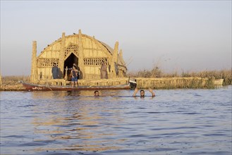 Bewohner des Weltkulturerbe Marschland in einem Bau aus Schilf, in Basra, 10.03.2023