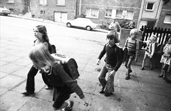 Start of school after the summer holidays on 02.09.1975 in Dortmund-Eichlinghofen, Germany, Europe