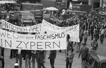 Students, called by the Association of German Student Bodies (VDS), Cypriots and friends of Cyprus