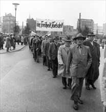 The traditional 1 May 1958 parade of the DGB. here in Hanover, also echoed the demands of the