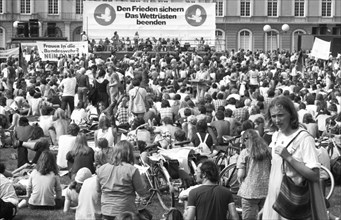 Several thousand demonstrators came to protest for disarmament and peace in Vietnam on Anti-War