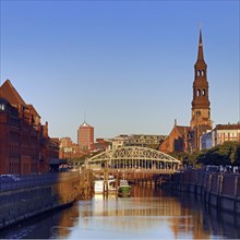 Customs canal with the ship of the customs museum of the Kornhausbrücke and the main church St.