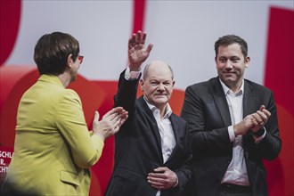 (L-R) Saskia Esken, SPD-Parteivorsitzende, Olaf Scholz (SPD), Bundeskanzler, und Lars Klingbeil,