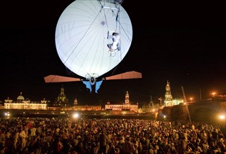 Moon, the Compagnie Plasticient from France, enchanted visitors to Dresden's Elbe meadows with the