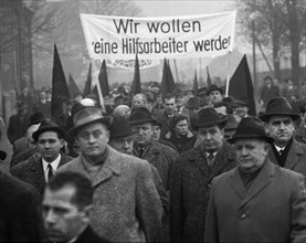 With black flags, miners of the Bismarck colliery and their relatives demonstrated against the