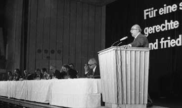 Peace and disarmament are the topics of a conference of the peace movement on 08.12.1974 in Bad