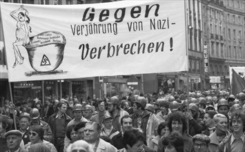 International resistance fighters and persecutees of the Nazi regime demonstrated against the