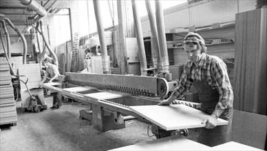 Jobs for young and old in a small furniture factory (Voelker) in Witten on 20.5.1976