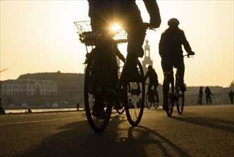 The spring-like temperatures attract many people to the open air, the Elbe meadows and the Elbe