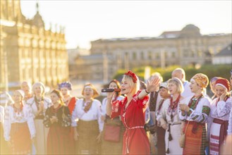 Dresden eats colourfully on Augustusbrücke and Schlossplatz. The motto of this year's banquet is