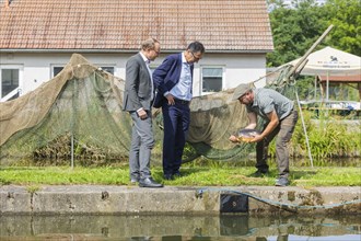 Federal Minister of Food and Agriculture, Cem Özdemir, visits the Karsten Ringpfeil pond farm in