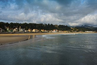 Village and beach, Ribadesella, Asturias, Asturias, Costa Verde, Northern Spain, Spain, Europe