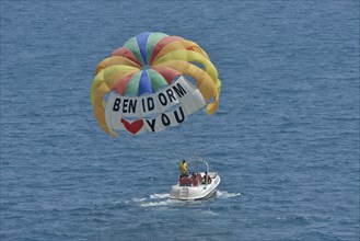 Excursion boat with paraglider, labeled "Benidorm loves you", Playa Levante, Benidorm, Costa