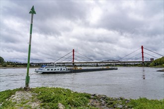 The Beeckerwerth Rhine bridge on the A42 motorway, behind it the Haus-Knipp railway bridge, cargo