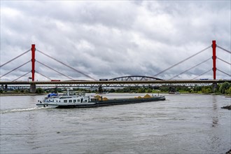 The Beeckerwerth Rhine bridge on the A42 motorway, behind it the Haus-Knipp railway bridge, cargo