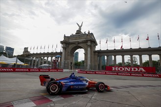 SCOTT DIXON (9) of Auckland, New Zealand runs through the streets during the Honda Indy Toronto in