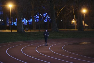 Germany, Berlin, 25.12.2023, tartan track of the Jahn, Sportpark an der Cantianstraße, runners,