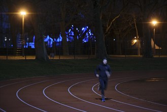 Germany, Berlin, 25.12.2023, tartan track of the Jahn, Sportpark an der Cantianstraße, runners,